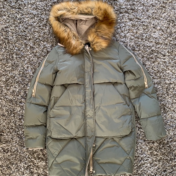 Jackets & Blazers - The popular Orolay down puffer coat. New with tags on Xs green